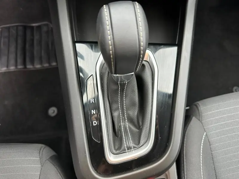 Gros plan sur la commande de la boîte automatique du Renault Arkana 2025, cuir noir avec surpiqûres blanches.