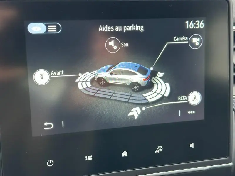 Affichage de l'aide au parking montrant une vue 3/4 arrière du Renault Arkana bleu Zanzibar avec alertes son et caméra.