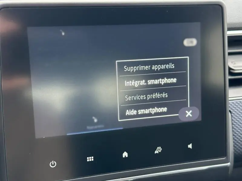 Écran tactile intérieur du Renault Arkana 2025 affichant le menu d'intégration smartphone, vue frontale.