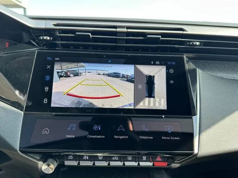 Écran tactile intérieur de la Peugeot 308 2025 montrant la caméra de recul et l’aide au stationnement en vue arrière.