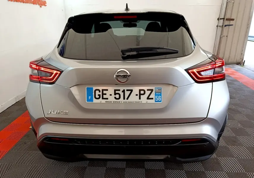 Vue arrière d'un Nissan Juke gris clair 2022 avec feux LED et plaque d'immatriculation française visible.