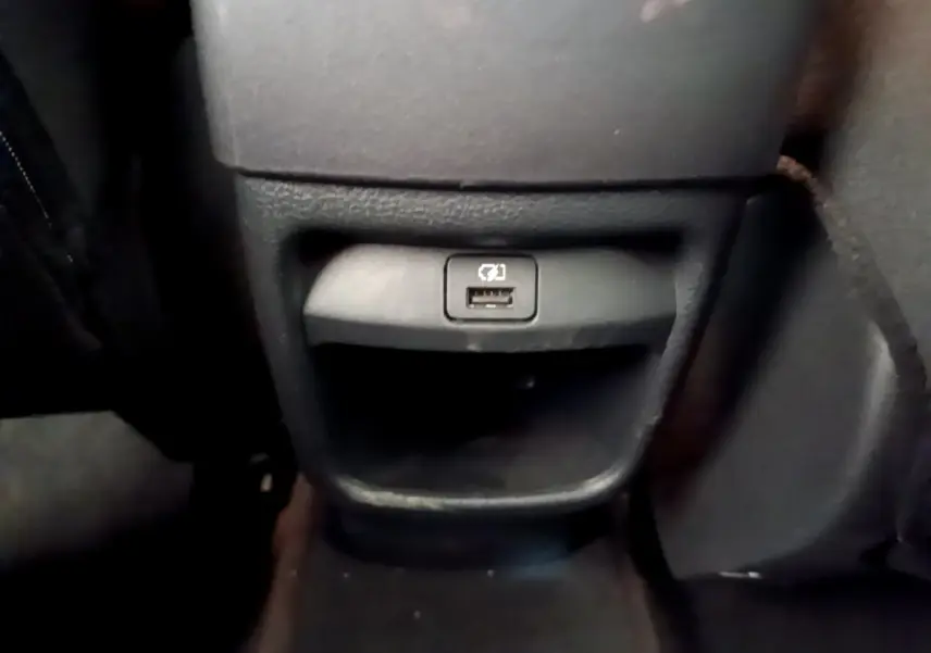 Prise USB arrière noire vue en gros plan dans l’habitacle du Nissan Juke gris clair 2022 DIG-T 114 DCT Business+