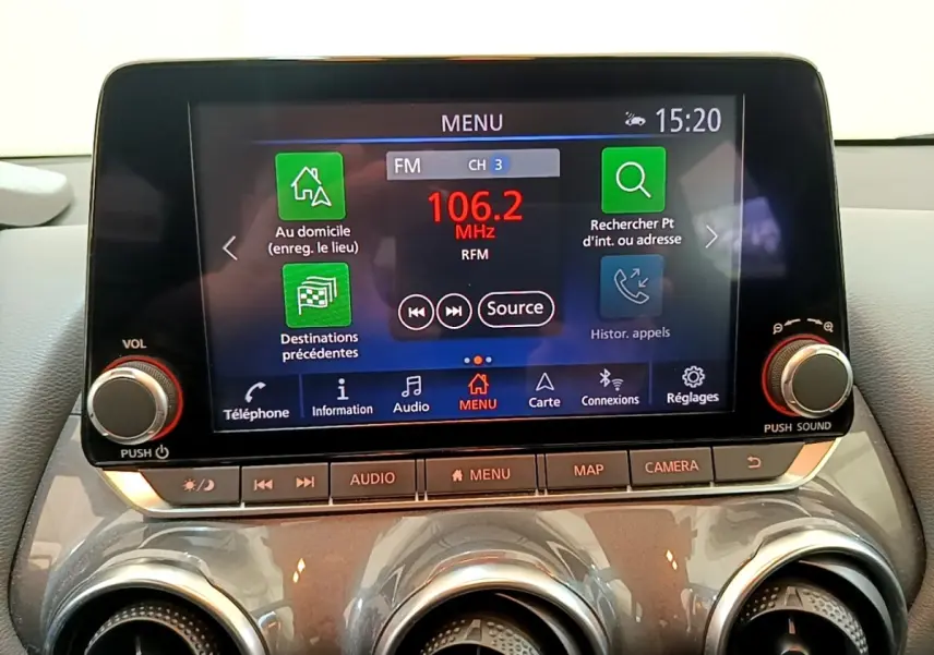 Écran tactile central 8 pouces du Nissan Juke Business+ 2022, avec commandes audio et climatisation visibles.