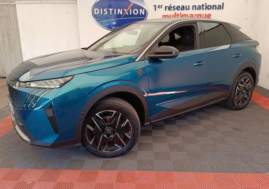Peugeot 3008 hybride bleu en 3/4 avant droit, jantes noires et calandre distinctive sous tente showroom.