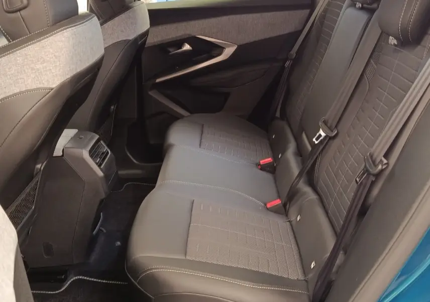 Vue intérieure côté gauche sur la banquette arrière grise du Peugeot 3008 bleu, avec ceinture de sécurité et porte ouverte.