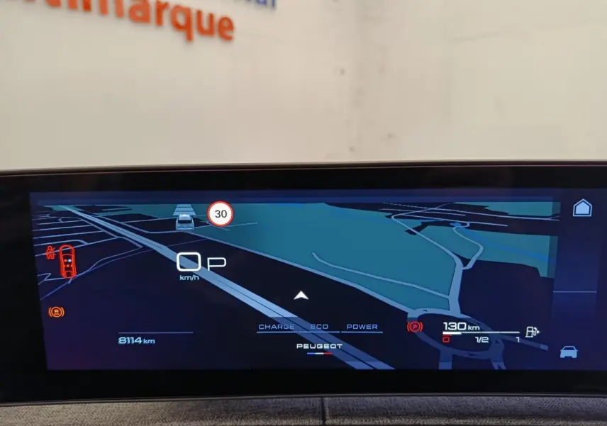 Affichage numérique 21 pouces du tableau de bord du Peugeot 3008 hybride, avec navigation 3D et infos trafic.