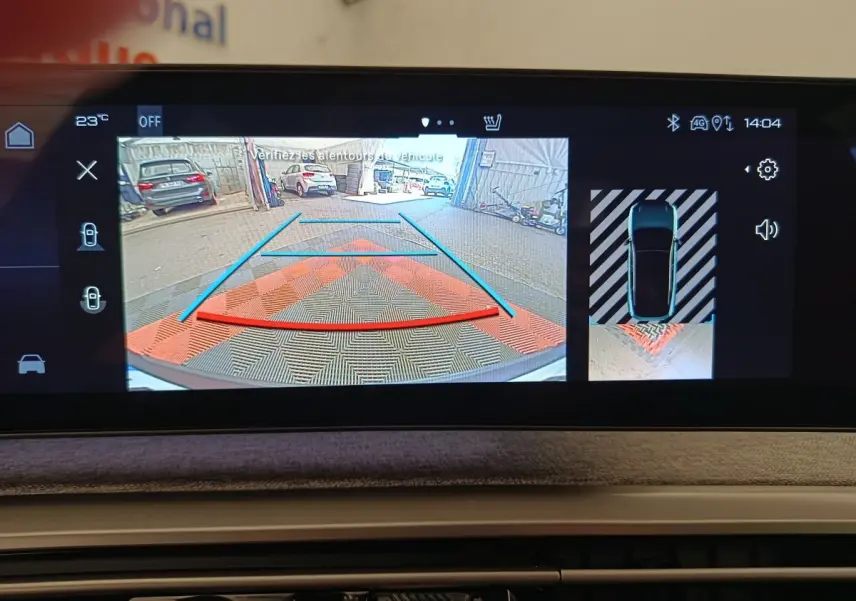 Écran tactile central du Peugeot 3008 bleu montrant la caméra de recul et l’aide au stationnement en vue arrière.