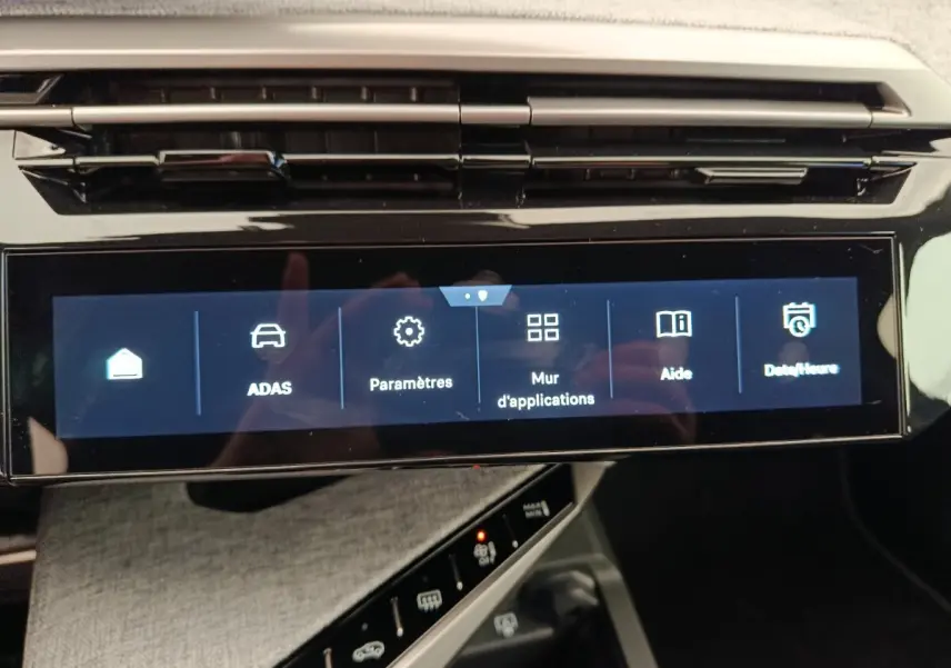 Écran tactile central du tableau de bord du Peugeot 3008 bleu, affichant le menu des paramètres et aides.