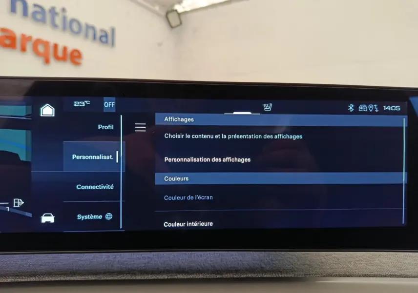 Écran tactile central du Peugeot 3008 1.2 Hybrid 136 GT affichant les options de personnalisation des couleurs.