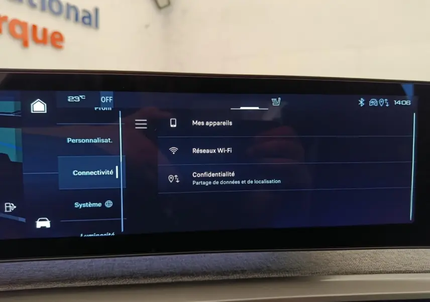 Écran tactile central du tableau de bord du Peugeot 3008 bleu, affichant les options de connectivité Wi-Fi.