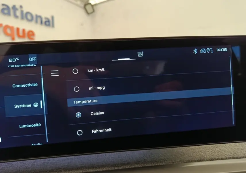 Écran tactile central du Peugeot 3008 bleu, affichant les réglages système de température en mode Celsius.