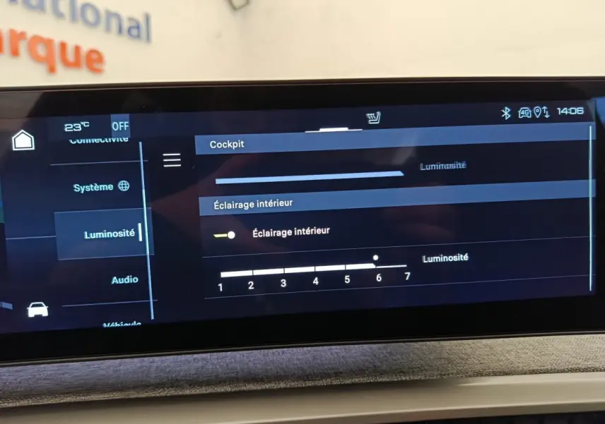 Écran tactile central du Peugeot 3008 bleu, affichant les réglages de luminosité de l’éclairage intérieur.