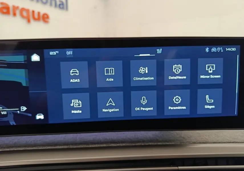 Écran tactile central affichant les menus de navigation et climatisation dans un Peugeot 3008 hybride 2025.