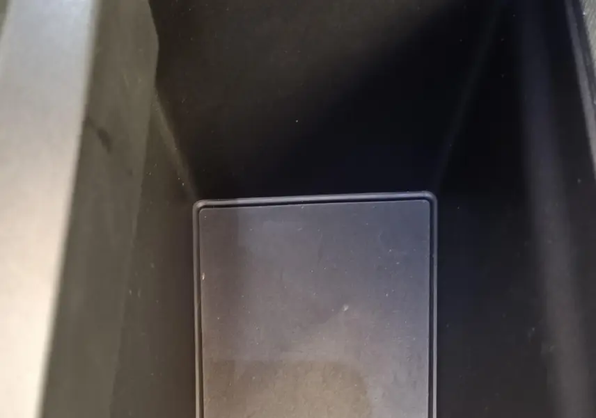 Vue rapprochée de la console centrale du Peugeot 3008 bleu 2025, montrant prises USB et prise 12V.