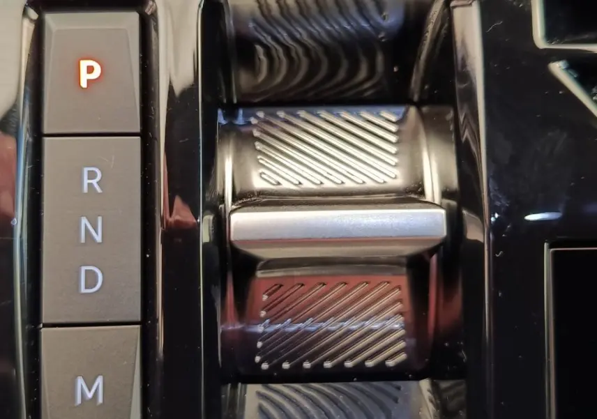Gros plan sur la commande de boîte automatique noire du Peugeot 3008 1.2 Hybrid 136 GT, avec boutons P, R, N, D, M.