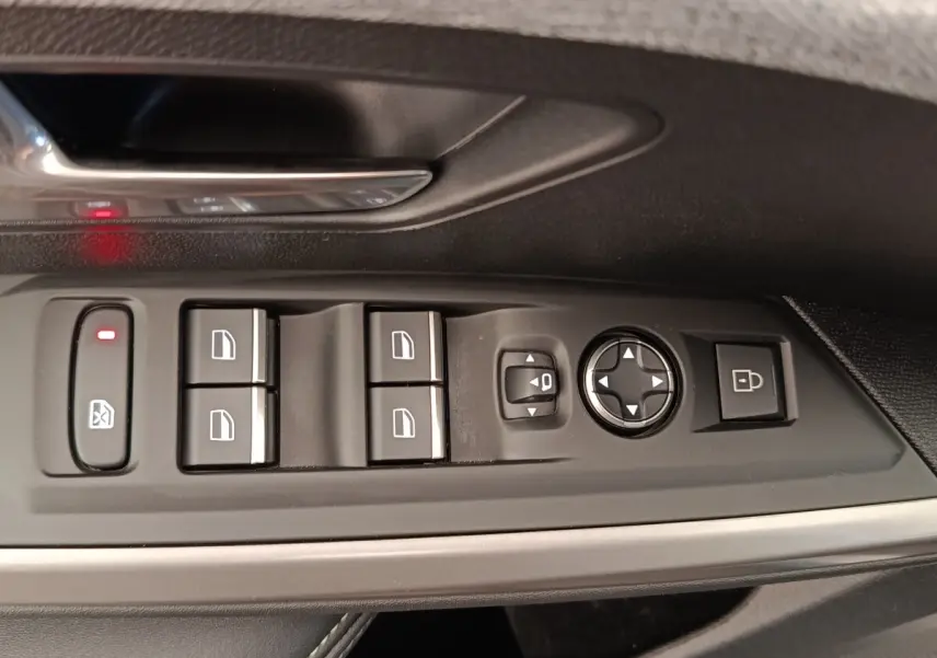 Vue rapprochée des commandes de lève-vitres et rétroviseurs sur la porte côté gauche d’un Peugeot 3008 bleu 2025.