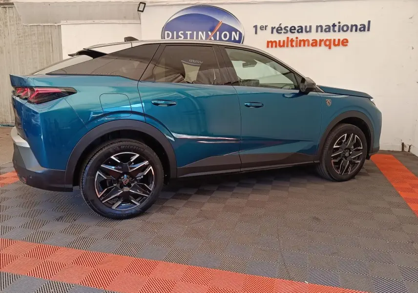 Vue de profil droit du Peugeot 3008 hybride bleu 2025 avec jantes noires et détails noirs sur les bas de caisse.