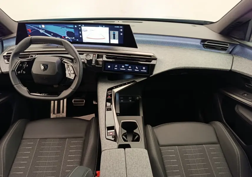 Vue intérieure avant du Peugeot 3008 1.2 Hybrid 136 GT avec tableau de bord moderne et volant cuir multifonctions.