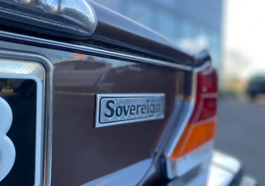Gros plan sur l'arrière droit marron d'une Jaguar XJ6 Série 3 4.2 Sovereign de 1985 avec logo distinctif Sovereign.