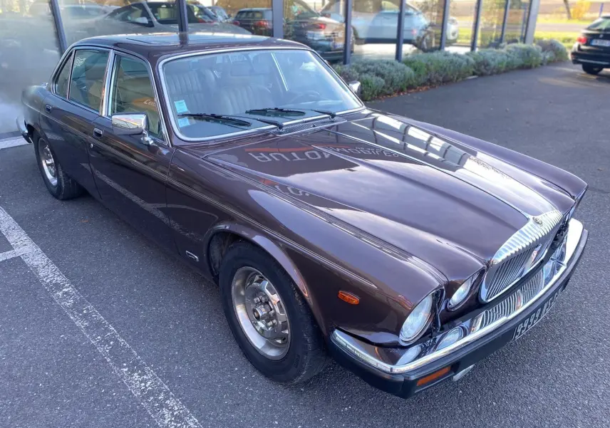 Jaguar XJ6 Série 3 4.2 Sovereign marron vue 3/4 avant droit avec calandre chromée et phares ronds.