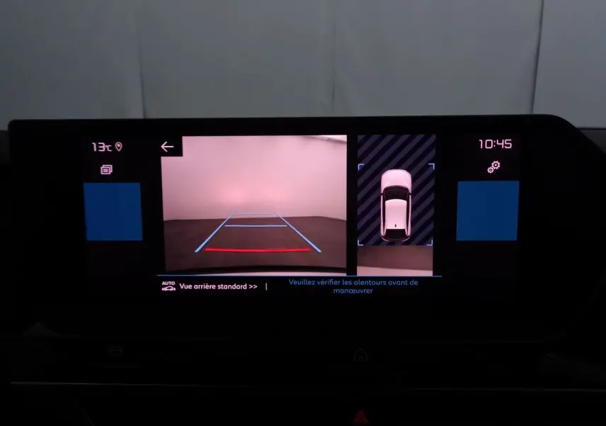 Écran multimédia de la Citroën C4 gris Artense montrant la caméra de recul et l'affichage 360° à 10h45