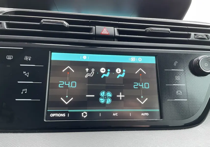 Écran tactile du tableau de bord du Citroën Grand C4 Picasso 2018 montrant la climatisation réglée à 24°C des deux côtés.