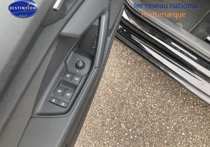 Vue rapprochée de la commande des vitres électriques sur la portière côté gauche d'une Audi A3 Sportback noire.