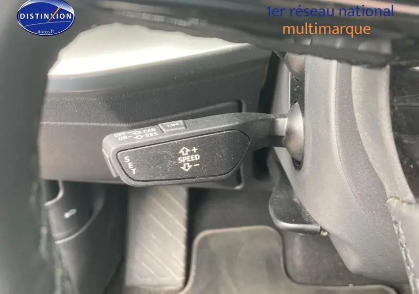 Gros plan sur la commande de régulateur de vitesse côté gauche dans l'habitacle noir de l'Audi A3 Sportback 2021.