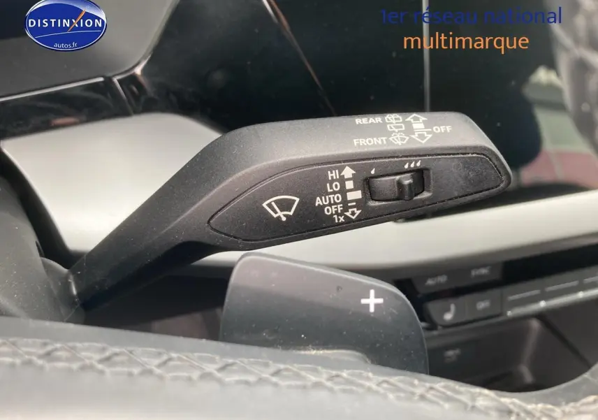 Gros plan sur la commande d’essuie-glace avec palettes au volant dans l’habitacle noir de l’Audi A3 Sportback 40 TFSI 2021