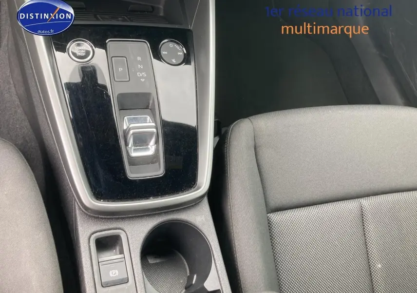 Vue rapprochée de la console centrale noire et du siège tissu gris de l'Audi A3 Sportback 40 TFSI 2021.