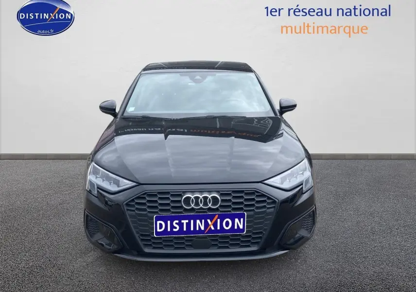 Audi A3 Sportback noir vue de face, mettant en valeur sa calandre hexagonale et ses phares LED distinctifs.