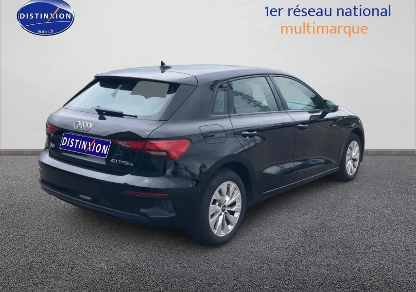 Audi A3 Sportback noir vue 3/4 arrière droit, mettant en valeur ses feux LED et jantes alu.