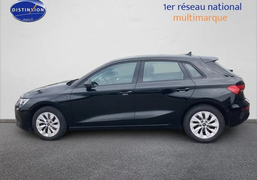 Profil côté gauche d'une Audi A3 Sportback noir 2021 avec jantes alu et feux arrière LED visibles.