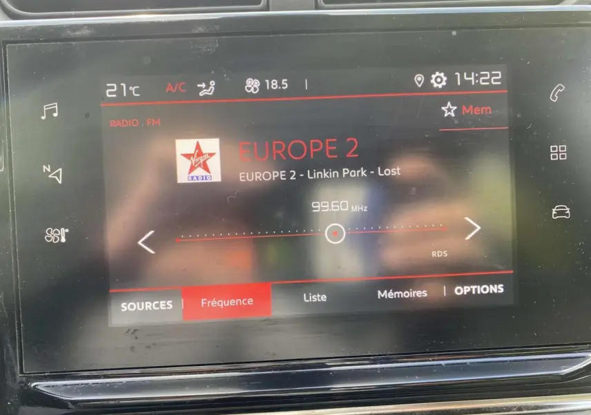 Écran tactile de la radio CITROEN C3 2019 affichant Europe 2 et la chanson Lost de Linkin Park.