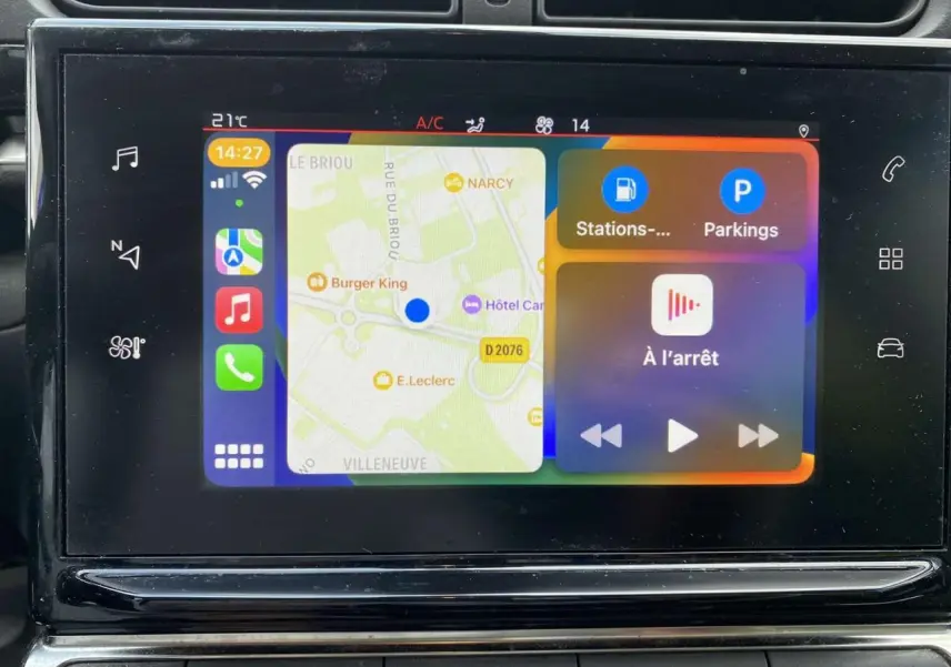 Écran tactile central de la Citroën C3 2019 affichant la navigation et les commandes multimédia en intérieur.