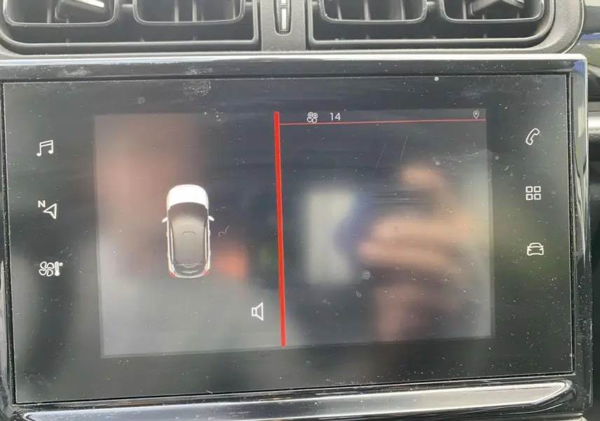 Écran tactile central de la Citroën C3 blanche 2019 montrant l'interface d'aide au stationnement arrière.