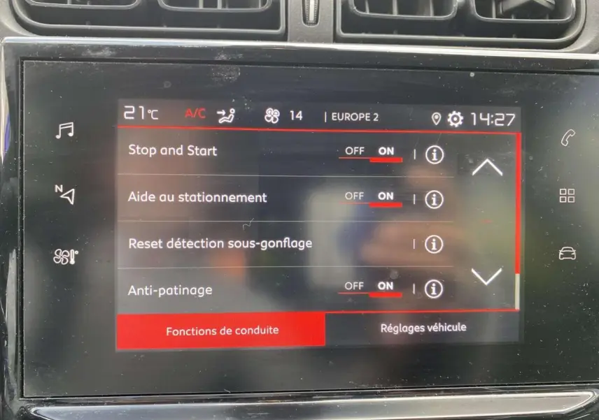 Écran tactile central de la Citroën C3 blanc 2019 affichant les réglages d’aide à la conduite et climatisation.