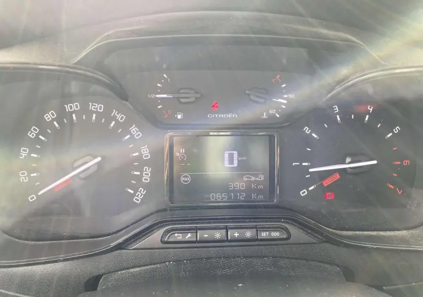 Vue rapprochée du tableau de bord de la Citroën C3 blanche 2019, affichant vitesse, compte-tours et jauges.