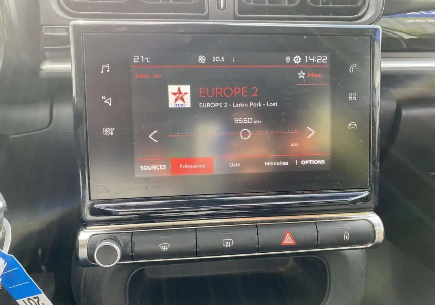 Écran tactile central de la Citroën C3 blanc, affichant la radio Europe 2 en mode FM, vue intérieure frontale.