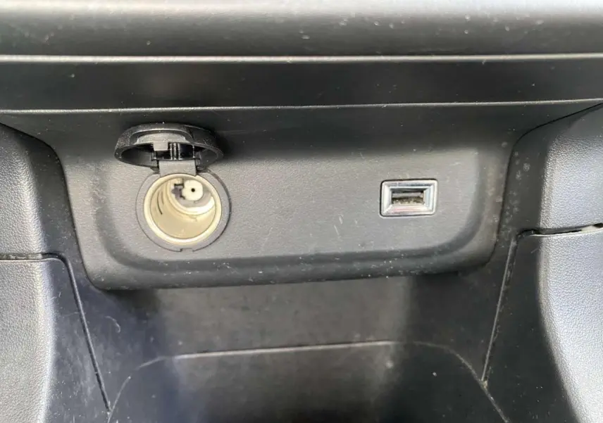 Prise allume-cigare et port USB intégrés dans la console centrale de la Citroën C3 blanche 2019.
