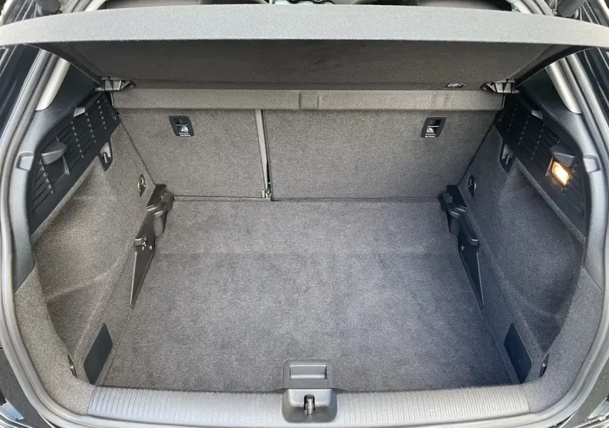 Coffre ouvert d'un Audi Q2 noir mito 2023, vue intérieure montrant un espace de chargement propre et spacieux.