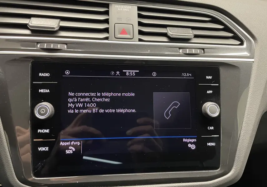 Écran tactile central du Volkswagen Tiguan 2024 affichant les options de connexion téléphone et commandes multimédia.