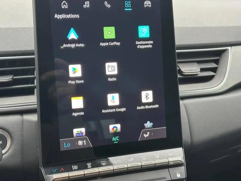 Écran tactile central du tableau de bord du Renault Captur 2025 noir, affichant les applications connectées.