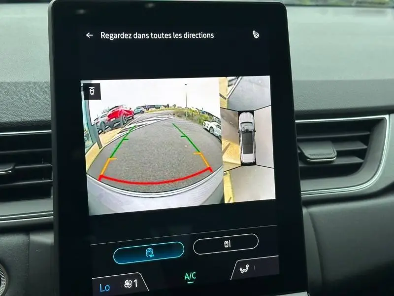 Écran central montrant la caméra de recul et vue 360° d’un Renault Captur noir hybride, intérieur tableau de bord.