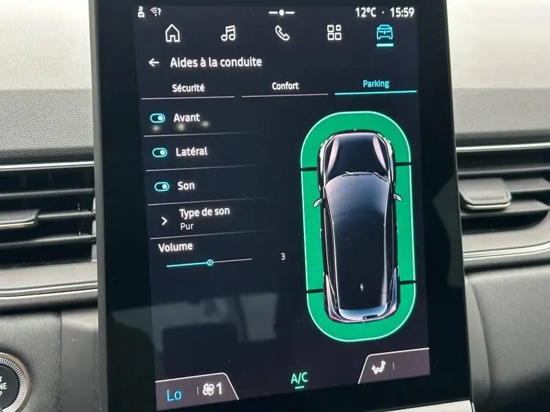 Affichage de l'écran tactile intérieur du Renault Captur 2025 noir, montrant l'aide au stationnement et les réglages audio.