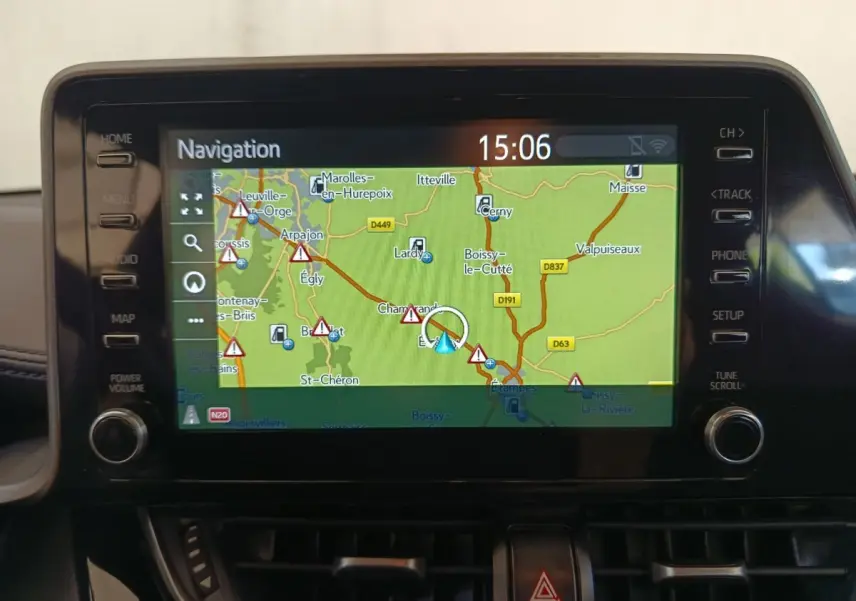 Écran tactile de navigation 8 pouces du Toyota C-HR gris clair, vue rapprochée du tableau de bord central.