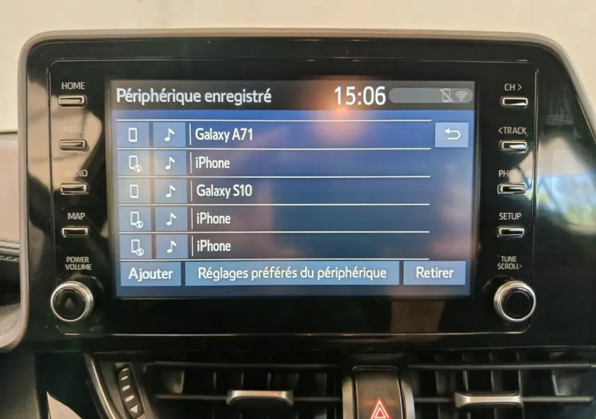 Écran tactile central affichant la liste des périphériques Bluetooth dans l’habitacle du Toyota C-HR gris clair.