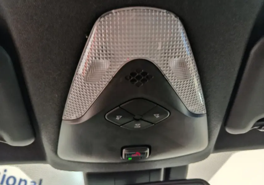 Plafonnier intérieur avec commandes d’éclairage et bouton d’appel d’urgence dans un Toyota C-HR gris clair 2022.