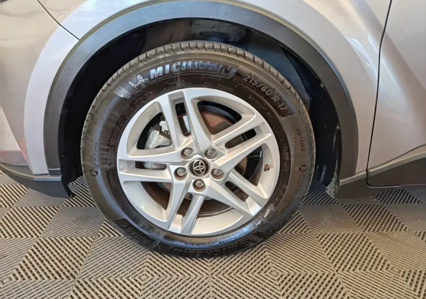 Gros plan sur la roue avant droite gris clair du Toyota C-HR 2.0 Hybride 184 avec jante alliage et pneu Michelin.