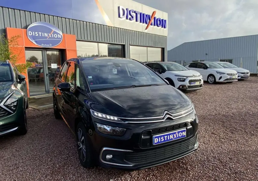 Citroën C4 Spacetourer noir en 3/4 avant droit avec jantes alliage bi-ton, stationné devant un concessionnaire Distinxion.